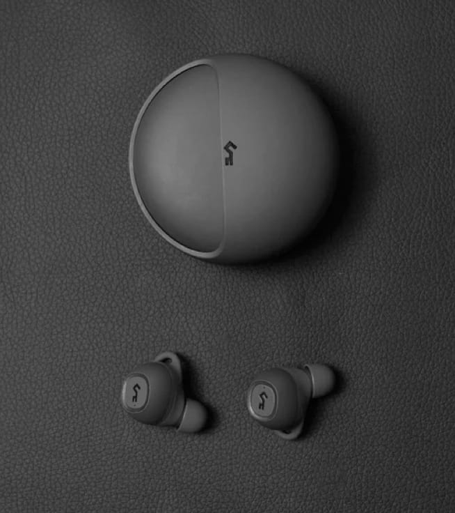 YX1 Wireless Earphones lifestyle view